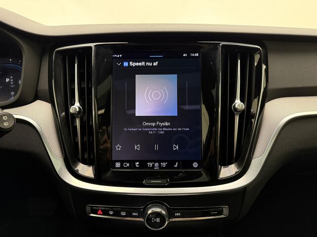 Volvo V60 B3 177pk Plus Dark / Panoramadak / 360 Camera / Black Pack / Keyless / Harman&Kardon Audio / Elektr. Stoelen / Mistlmapen / Elektr. Trekhaak / ACC / BLIS /