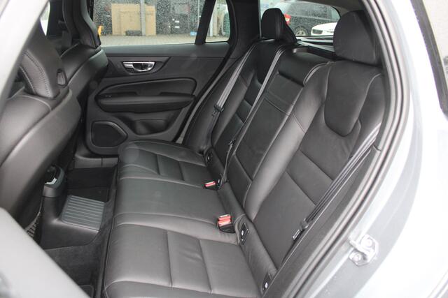 Volvo V60 T6 Twin Engine AWD Momentum Pro | Bodykit | Trekhaak | Dealer onderhouden | Leder