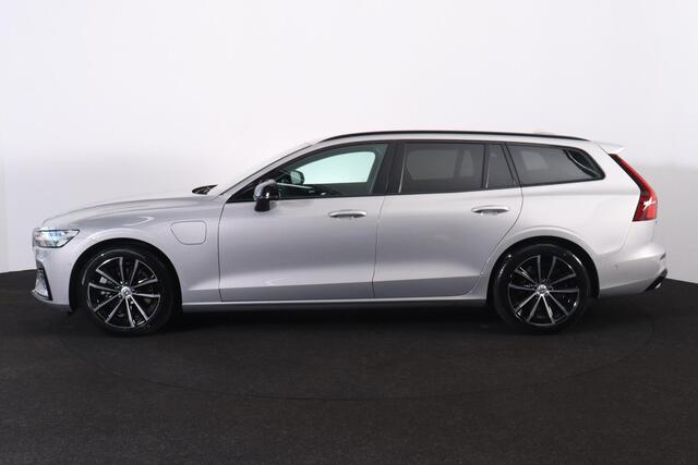 Volvo V60 T6 Recharge AWD Plus Dark - LONG RANGE - IntelliSafe Assist & Surround - 360º Camera - Harman/Kardon audio - Adaptieve LED koplampen - Verwarmde voorstoelen, stuur & achterbank - Parkeersensoren voor & achter - Elektr. bedienb. voorstoelen met geheugen - 