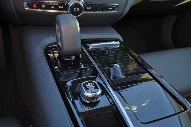 Volvo V60 T6 Recharge AWD Plus Dark - LONG RANGE - IntelliSafe Assist & Surround - 360º Camera - Harman/Kardon audio - Adaptieve LED koplampen - Verwarmde voorstoelen, stuur & achterbank - Parkeersensoren voor & achter - Elektr. bedienb. voorstoelen met geheugen - 