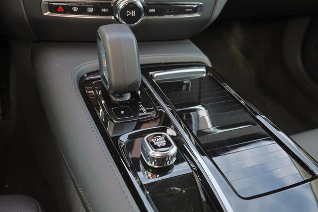 Volvo V60 T6 Recharge AWD Plus Dark - LONG RANGE - IntelliSafe Assist & Surround - 360º Camera - Harman/Kardon audio - Adaptieve LED koplampen - Verwarmde voorstoelen, stuur & achterbank - Parkeersensoren voor & achter - Elektr. bedienb. voorstoelen met geheugen -