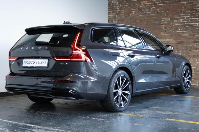 Volvo V60 2.0 T6 Plug-in hybrid AWD Plus Dark | Verwarmbare Voorstoelen (met geheugen), Stuurwiel en Achterbank | Semi-Elektrische Trekhaak | Verwarmbare Voorruit | Premium Audio by Harman Kardon | 360-Camera