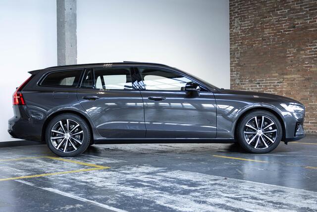Volvo V60 2.0 T6 Plug-in hybrid AWD Plus Dark | Verwarmbare Voorstoelen (met geheugen), Stuurwiel en Achterbank | Semi-Elektrische Trekhaak | Verwarmbare Voorruit | Premium Audio by Harman Kardon | 360-Camera