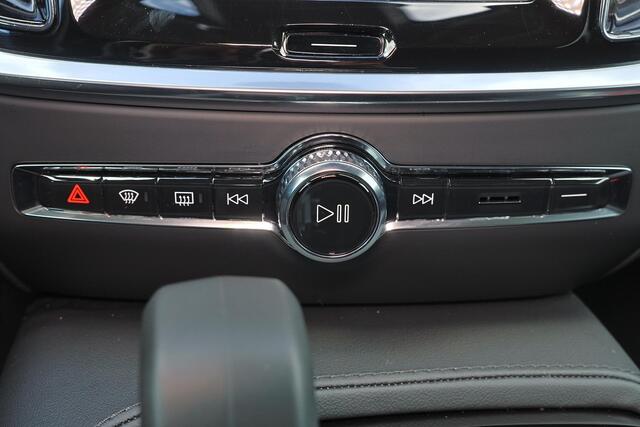 Volvo V60 T6 Recharge AWD Plus Dark - LONG RANGE - IntelliSafe Assist & Surround - 360º Camera - Harman/Kardon audio - Adaptieve LED koplampen - Verwarmde voorstoelen, stuur & achterbank - Parkeersensoren voor & achter - Elektr. bedienb. voorstoelen met geheugen -