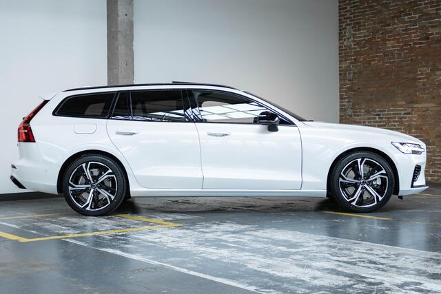 Volvo V60 T6 Plug-in hybrid AWD Plus Dark | Direct Beschikbaar | Head-Up Display | Schuif/Kantel Panoramadak | Harman Kardon Premium Audio | Nappa Lederen Contourstoelen | 360º Camera |