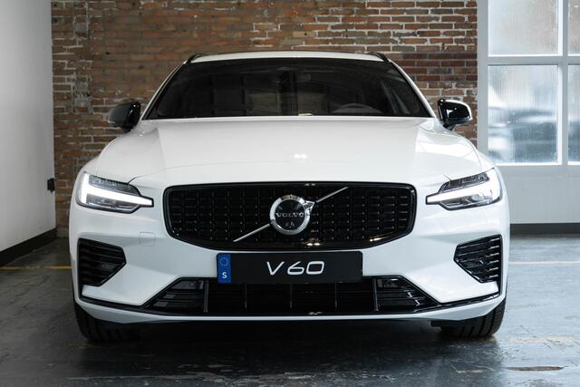 Volvo V60 T6 Plug-in hybrid AWD Plus Dark | Direct Beschikbaar | Head-Up Display | Schuif/Kantel Panoramadak | Harman Kardon Premium Audio | Nappa Lederen Contourstoelen | 360º Camera |