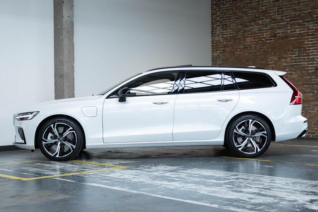 Volvo V60 T6 Plug-in hybrid AWD Plus Dark | Direct Beschikbaar | Head-Up Display | Schuif/Kantel Panoramadak | Harman Kardon Premium Audio | Nappa Lederen Contourstoelen | 360º Camera |