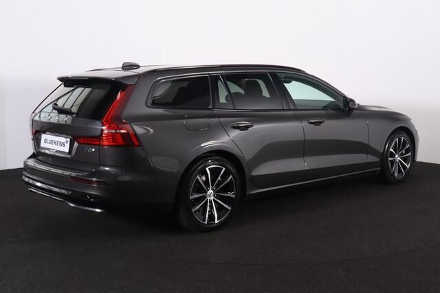 Volvo V60 T6 Recharge AWD Plus Dark - IntelliSafe Assist & Surround - 360º Camera - Harman/Kardon audio - Adaptieve LED koplampen - Verwarmde voorstoelen, stuur & achterbank - Parkeersensoren voor & achter - Elektr. bedienb. voorstoelen met geheugen - Extra getint