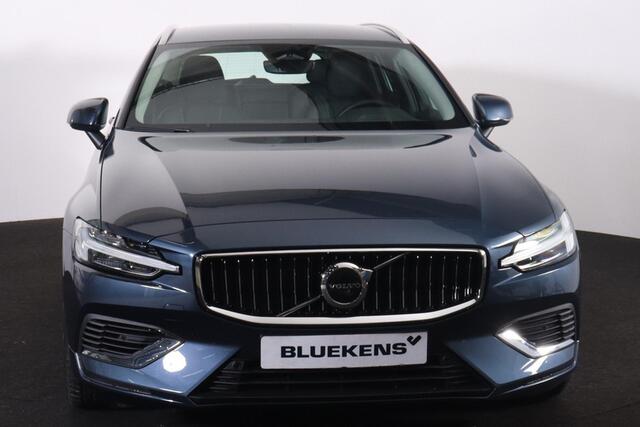 Volvo V60 T6 Recharge AWD Essential Bright - IntelliSafe Assist & Surround - Parkeercamera achter - Verwarmde voorstoelen, stuur & achterbank - Parkeersensoren voor & achter - High Performance audio - Elektr. inklapbare trekhaak - 18' LMV