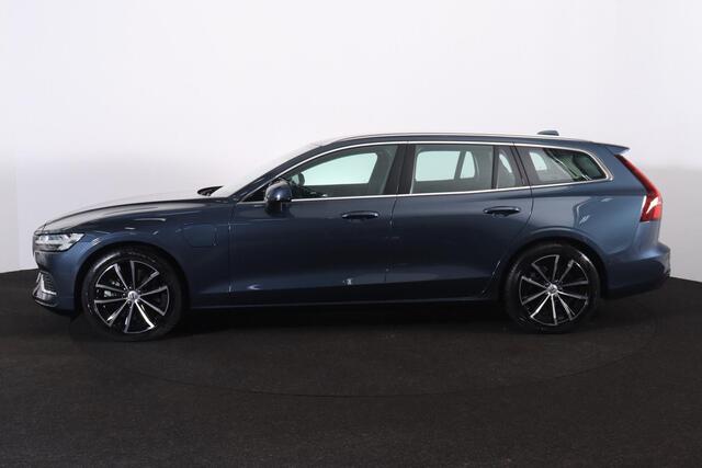 Volvo V60 T6 Recharge AWD Essential Bright - IntelliSafe Assist & Surround - Parkeercamera achter - Verwarmde voorstoelen, stuur & achterbank - Parkeersensoren voor & achter - High Performance audio - Elektr. inklapbare trekhaak - 18' LMV