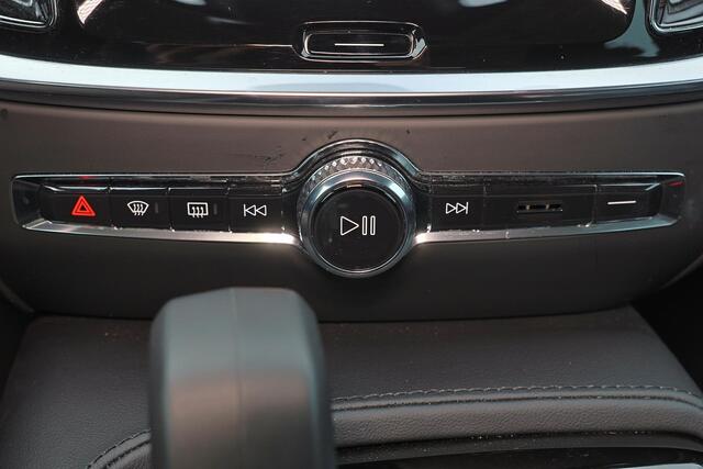 Volvo V60 T6 Recharge AWD Essential Bright - IntelliSafe Assist & Surround - Parkeercamera achter - Verwarmde voorstoelen, stuur & achterbank - Parkeersensoren voor & achter - High Performance audio - Elektr. inklapbare trekhaak - 18' LMV