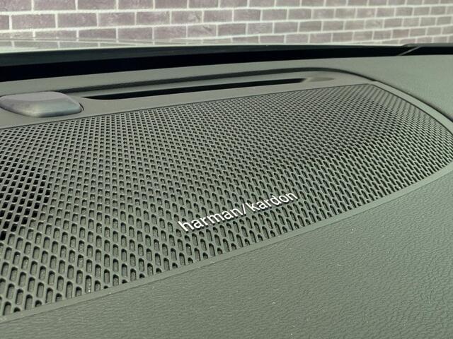 Volvo V60 2.0 T6 Plug-in hybrid AWD Plus Dark | 360° Camera | Stoel en stuurverwarming | Trekhaak | Adaptieve cruise control | Harman/Kardon audio | BLIS dodehoekdetectie |