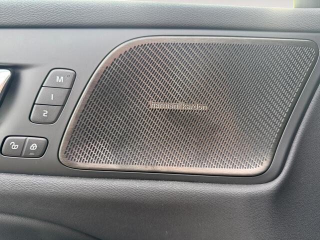 Volvo V60 2.0 T8 Plug-in hybrid AWD Plus Bright | Panoramadak | Head-up Display | Harman/Kardon Audio | Extra getint glas |