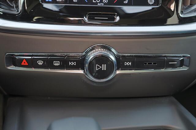 Volvo V60 B4 Plus Dark - Panorama/schuifdak - IntelliSafe Assist & Surround - 360º Camera - Harman/Kardon audio - Adaptieve LED koplampen - Verwarmde voorstoelen, stuur & achterbank - Parkeersensoren voor & achter - Elektr. bedienb. voorstoelen met geheugen - Draad