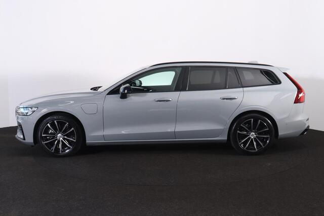 Volvo V60 T6 Recharge AWD Plus Dark - IntelliSafe Assist & Surround - 360º Camera - Harman/Kardon audio - Adaptieve LED koplampen - Verwarmde voorstoelen, stuur & achterbank - Parkeersensoren voor & achter - Elektr. bedienb. voorstoelen met geheugen - Extra getint