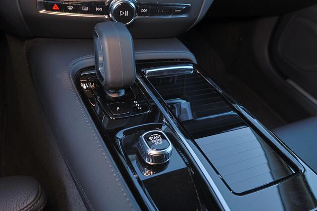 Volvo V60 T6 Recharge AWD Plus Dark - IntelliSafe Assist & Surround - 360º Camera - Harman/Kardon audio - Adaptieve LED koplampen - Verwarmde voorstoelen, stuur & achterbank - Parkeersensoren voor & achter - Elektr. bedienb. voorstoelen met geheugen - Extra getint