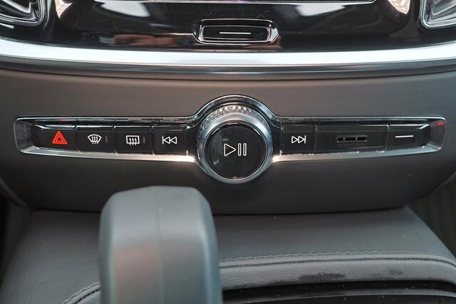 Volvo V60 T6 Recharge AWD Plus Dark - IntelliSafe Assist & Surround - 360º Camera - Harman/Kardon audio - Adaptieve LED koplampen - Verwarmde voorstoelen, stuur & achterbank - Parkeersensoren voor & achter - Elektr. bedienb. voorstoelen met geheugen - Extra getint