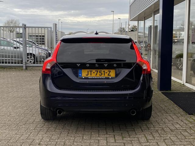 Volvo V60 2.0 T3 Momentum / NL-Auto / 1e-Eigenaar / Dealer-Onderhouden / Standkachel / Stoelverwarming / Elektr.-Stoelen met Geheugen / Cruise-Control / Climate-Control / Dodehoek-Detectie / Radio-Bluetooth / Navi / Armsteun V+A / PDC-Achter / 17'' LMV / ENZ.