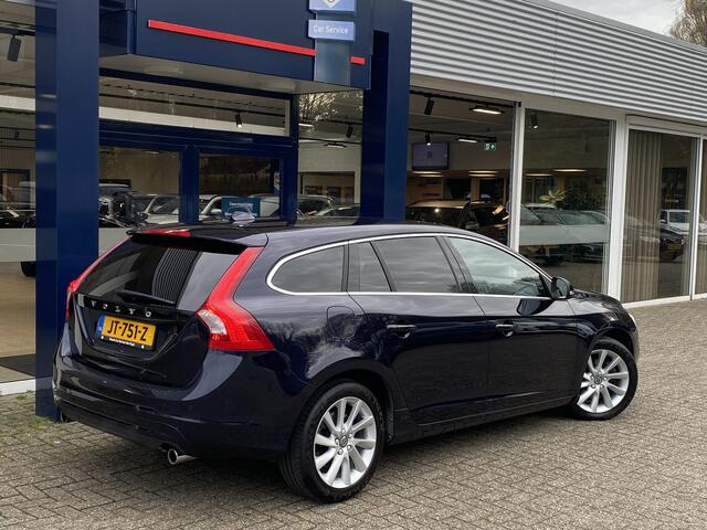 Volvo V60 2.0 T3 Momentum / NL-Auto / 1e-Eigenaar / Dealer-Onderhouden / Standkachel / Stoelverwarming / Elektr.-Stoelen met Geheugen / Cruise-Control / Climate-Control / Dodehoek-Detectie / Radio-Bluetooth / Navi / Armsteun V+A / PDC-Achter / 17'' LMV / ENZ.