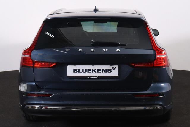 Volvo V60 T6 Recharge AWD Essential - Intellisafe Assist/Surround - Lederen bekleding - Verwarmbare voorstoelen - Verwarmbaar stuurwiel - Verwarmbare achterbank - Parkeercamera achter - Parkeersensoren v/a - Exterior Styling Kit - 19' LMV - Getint glas