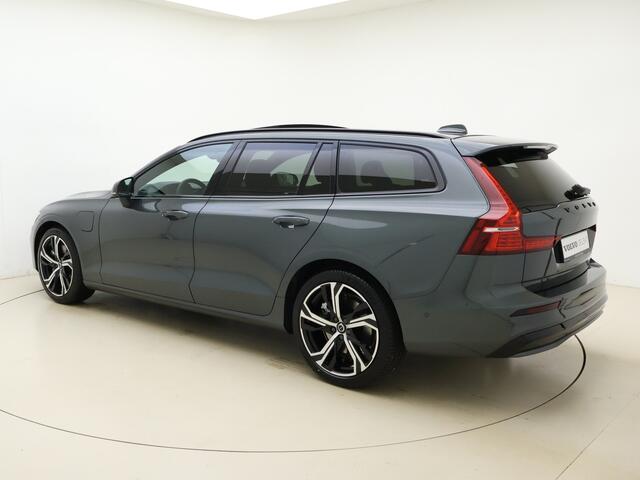 Volvo V60 T6 350pk Plug-in hybrid AWD Plus Dark / ¤3300,- Voorraadkorting / Panoramisch dak / Head-up display / Keyless / 360Camera / H&K Audio / Sportstoelen.