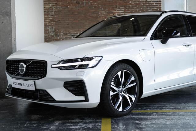 Volvo V60 T6 Automaat Plug-in hybrid AWD Ultra Dark | Harman Kardon Premium Audio | Lederen bekleding | Parkeercamera | Google Infotainment | Stoelverwarming | Stuurwielverwarming | Semi-Elektrische inklapbare trekhaak