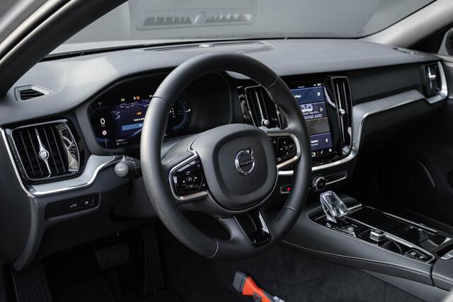 Volvo V60 T6 Plug-in hybrid AWD Plus Dark | Verwarmbare Voorstoelen (met geheugen) | Stuurwiel en Achterbank | Semi-Elektrische Trekhaak | Verwarmbare Voorruit | Premium Audio by Harman Kardon | 360-Camera