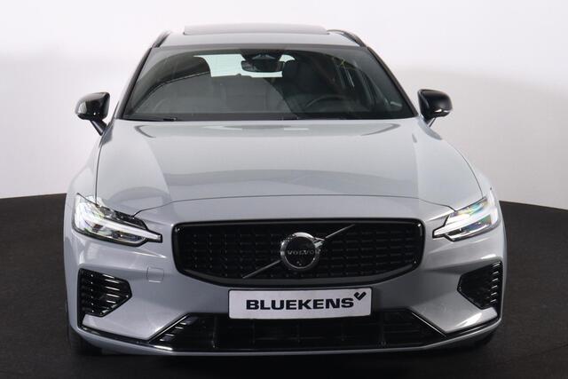 Volvo V60 T6 Recharge AWD Plus Dark - Panorama/schuifdak - IntelliSafe Assist & Surround - 360º Camera - Harman/Kardon audio - Verwarmde voorstoelen, stuur & achterbank - Parkeersensoren voor & achter - Elektr. bedienb. voorstoelen met geheugen - Elektr. inklapbare