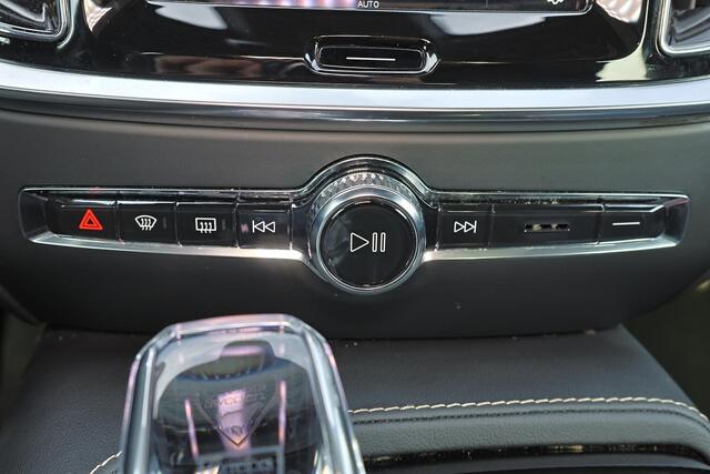 Volvo V60 T6 Recharge AWD Plus Dark - Panorama/schuifdak - IntelliSafe Assist & Surround - 360º Camera - Harman/Kardon audio - Verwarmde voorstoelen, stuur & achterbank - Parkeersensoren voor & achter - Elektr. bedienb. voorstoelen met geheugen - Elektr. inklapbare