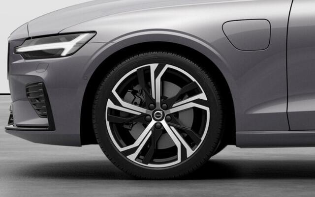 Volvo V60 T8 455PK Automaat AWD Ultra Perf. Ed. Dark Polestar optimisation/ Glossy Black logo voor en achterzijde / Panoramadak/ Head-up display/ Harman Kardon audio/ 360 Camera/ Elektrisch bedienbare voorstoelen met geheugen/ Apple Carplay/ Pilot assit/ Adaptive c