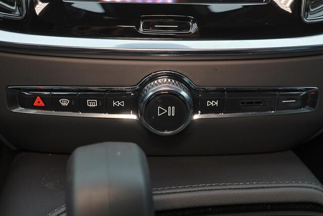 Volvo V60 T6 Recharge AWD Plus Dark - IntelliSafe Assist & Surround - 360º Camera - Harman/Kardon audio - Adaptieve LED koplampen - Verwarmde voorstoelen, stuur & achterbank - Parkeersensoren voor & achter - Elektr. bedienb. voorstoelen met geheugen - Extra getint