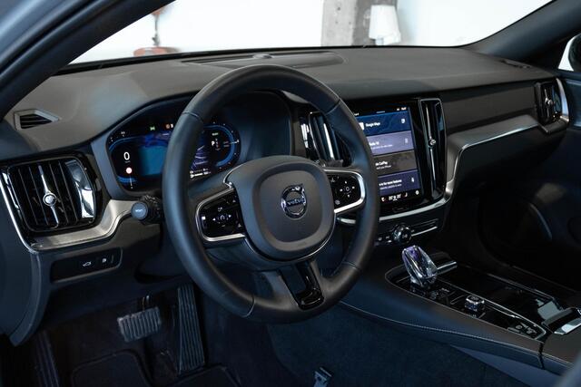 Volvo V60 T6 Plug-in hybrid AWD Plus Dark | Verwarmbare Voorstoelen (met geheugen), Stuurwiel en Achterbank | Semi-Elektrische Trekhaak | Verwarmbare Voorruit | Premium Audio by Harman Kardon | 360-Camera