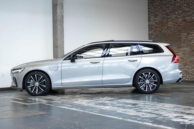 Volvo V60 T6 Plug-in hybrid AWD Plus Dark | Verwarmbare Voorstoelen (met geheugen), Stuurwiel en Achterbank | Semi-Elektrische Trekhaak | Verwarmbare Voorruit | Premium Audio by Harman Kardon | 360-Camera