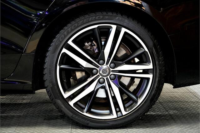 Volvo V60 2.0 T6 AWD 250kW/340pk Aut8 Recharge R-Design HARMAN/KARDON + ADAPT.CRUISE + STYLING PAKKET + EL.TREKHAAK + PILOT ASSIST + STOEL-&STUURVERWARMING + STANDKACHEL + ON-CALL + CAMERA + PARKSENSOREN + 19" LM-VELGEN!!
