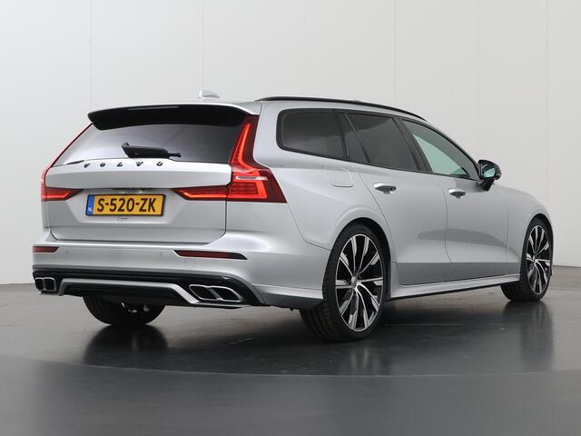 Volvo V60 2.0 B5 R-Design | Panoramadak | Harman/Kardon | Ele.verstelbare stoelen + geheugen | Navigatie | Trekhaak | HUD | Camera | Stoel/Stuurverwarming | Apple CarPlay/Android Auto | Adaptieve Cruise Control | Ele. kofferdeksel |
