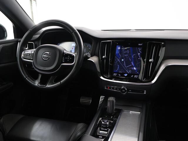 Volvo V60 2.0 B5 R-Design | Panoramadak | Harman/Kardon | Ele.verstelbare stoelen + geheugen | Navigatie | Trekhaak | HUD | Camera | Stoel/Stuurverwarming | Apple CarPlay/Android Auto | Adaptieve Cruise Control | Ele. kofferdeksel |