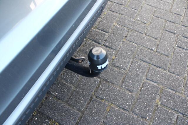 Volvo V60 T4 Business Sport | Camera | Trekhaak | Verw. Voorstoelen | Bi-Xenon | 18" LMV