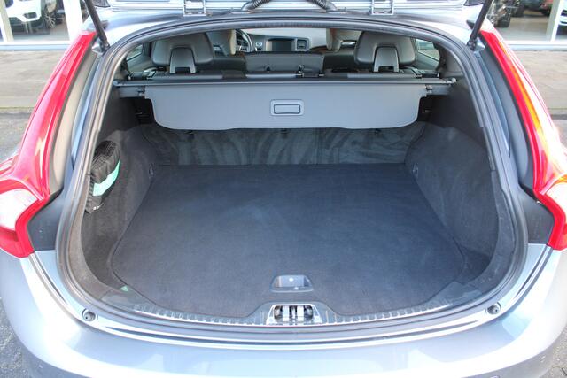 Volvo V60 T4 Business Sport | Camera | Trekhaak | Verw. Voorstoelen | Bi-Xenon | 18" LMV