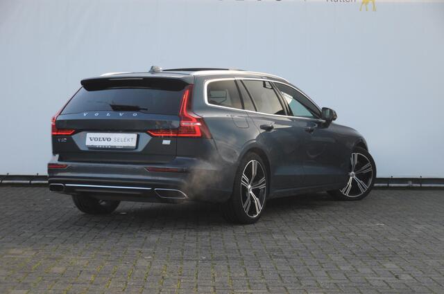 Volvo V60 T6 340PK Automaat Recharge AWD Inscription / Bowers en Wilkins / Adaptieve cruise control/ Panoramadak/ 19" velgen/ BLIS/ Trekhaak/ Stoel en stuurwielverwarming/ Parkeersensoren met 360 Camera/ Elektrische stoelen met geheugen/ Apple carplay/ Keyless ent