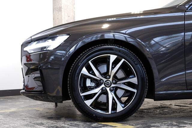 Volvo V60 B4 Plus Dark | Elektrisch verstelbare stoelen | Semi Elektrische Wegklapbare Trekhaak | Stuurverwarming | Adaptive cruise control | Parkeercamera | Parkeersensoren voor + achter | Stoelverwarming | Parkeerverwarming