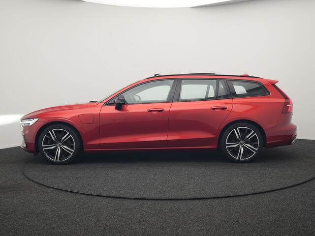 Volvo V60 T6 Twin Engine AWD R-Design Plug In Hybrid 340pk Dealer O.H. PHEV | Trekhaak Af Fabriek | Panodak | Head Up | Adaptive Cruise | 360 Camera | Lederen Sportstoelen Memory & Verwarmd | Apple Carplay | Stuur Verwarmd | Blis | Keyless | Navigatie | DAB |