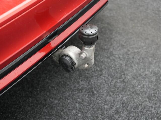 Volvo V60 T6 Twin Engine AWD R-Design Plug In Hybrid 340pk Dealer O.H. PHEV | Trekhaak Af Fabriek | Panodak | Head Up | Adaptive Cruise | 360 Camera | Lederen Sportstoelen Memory & Verwarmd | Apple Carplay | Stuur Verwarmd | Blis | Keyless | Navigatie | DAB |