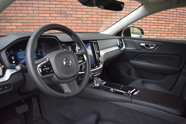 Volvo V60 T6 350PK Plug-in hybrid AWD Plus Dark | Harman & Kardon | 19 inch velgen |