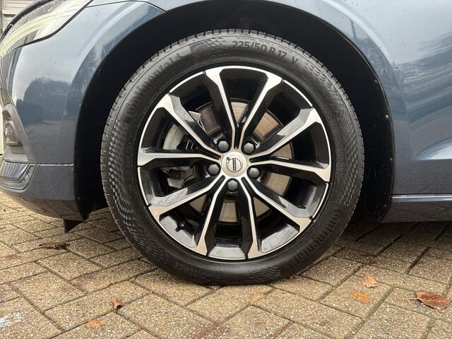 Volvo V60 2.0 B3 Momentum Advantage / Lederen bekleding / verwarmbare voorstoelen en stuur / Trekhaak / Parkeercamera /