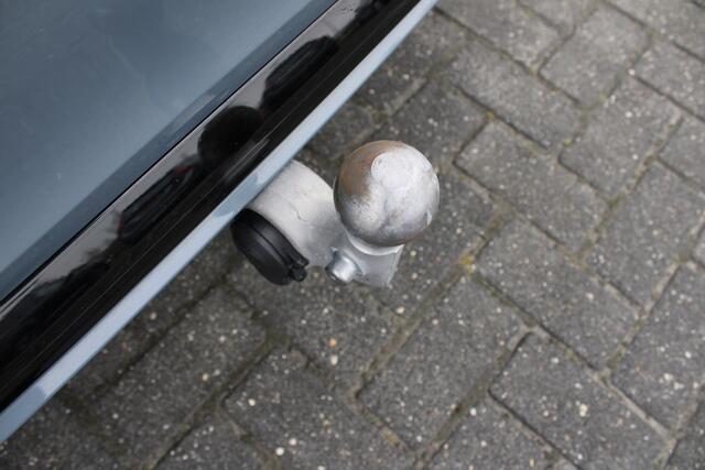 Volvo V60 2.0 B4 Plus Dark | Schuif/kantel dak | Camera | Getint glas achter | Stoel/stuur verwarmd |