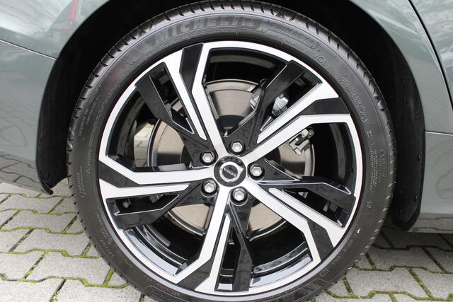Volvo V60 T6 Plug-in hybrid AWD Plus Dark | Premium | Sport Stoelen | 19" Velgen
