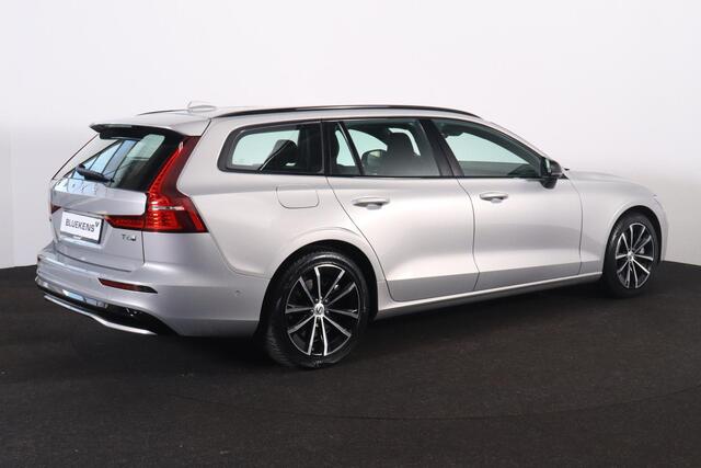 Volvo V60 T6 Recharge AWD Plus Dark - IntelliSafe Assist & Surround - 360º Camera - Harman/Kardon audio - Verwarmde voorstoelen, stuur & achterbank - Parkeersensoren voor & achter - Elektr. bedienb. voorstoelen met geheugen - Elektr. inklapbare trekhaak - 18' LMV