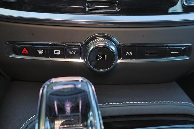 Volvo V60 T6 Recharge AWD Plus Dark - IntelliSafe Assist & Surround - 360º Camera - Harman/Kardon audio - Verwarmde voorstoelen, stuur & achterbank - Parkeersensoren voor & achter - Elektr. bedienb. voorstoelen met geheugen - Elektr. inklapbare trekhaak - 18' LMV