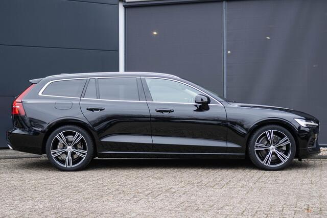 Volvo V60 2.0 T8 Twin Engine AWD Inscription | Panoramisch Schuif-Kantel Dak | 19"5-Multi Spoke LM velgen | Harman Kardon Premium Sound Systeem | Grafisk Head Up Display | Stoel, stuur en achterbank verwarming | Rear Parking Camera| Extra donker Glas achter |