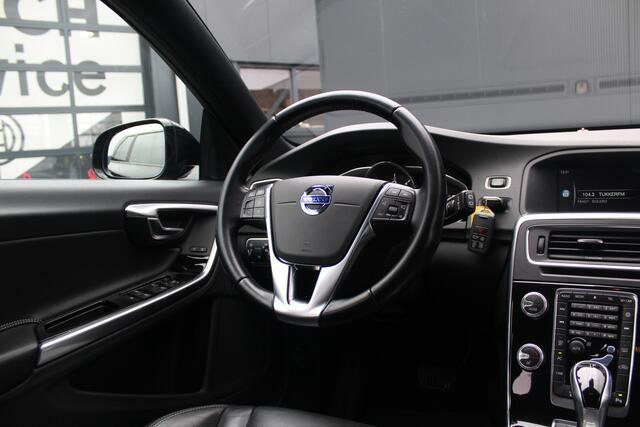 Volvo V60 2.4 D6 Twin Engine Special Edition | incl. 12 maanden garantie | Memory stoelen | Trekhaak | Xenon | Camera | Zwarte hemel | Cruise | Navi | Stoelverwarming | Bochtverlichting | Parkeersensor achter | 18" LMV | 4x nieuwe band! | Rijklaar! |